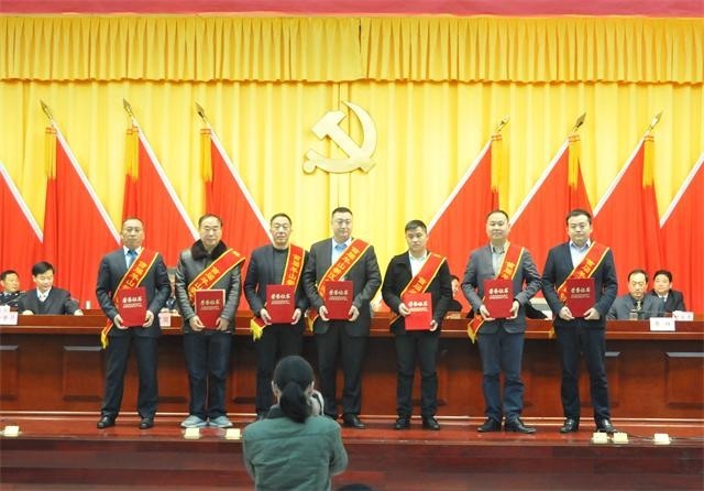 天一美家集團(tuán)董事長程一先生榮獲“羊山首屆創(chuàng)業(yè)能手、羊山招商引資特別貢獻(xiàn)獎(jiǎng)”