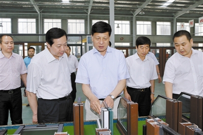 河南省省長(zhǎng)謝伏瞻到信陽(yáng)國(guó)際家居產(chǎn)業(yè)小鎮(zhèn)調(diào)研，并參觀了天一美家集團(tuán)信陽(yáng)天一窗業(yè)